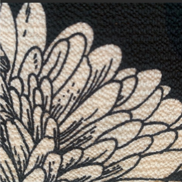 Molly & Isadora Top Black & White Floral Blouse with Front Tie sz 2x - Picture 3 of 4